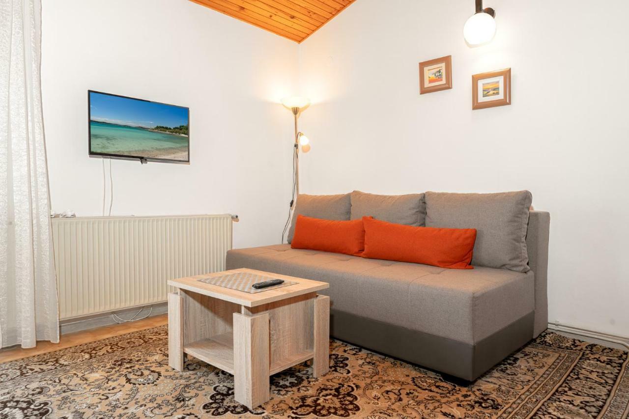 Apartments Klavdija Vodice Eksteriør bilde