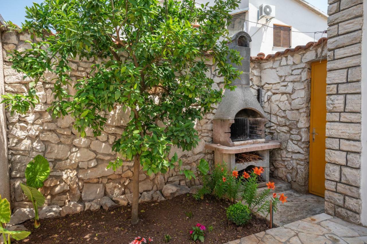 Apartments Klavdija Vodice Eksteriør bilde